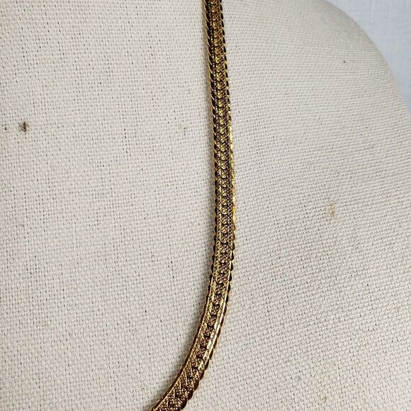 Vintage 1980's Napier Gold Tone Herringbone 22” Etched Both Sides Necklace - Picture 6 of 10